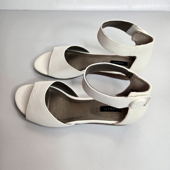 Array Havana White Snake Print Ankle Strap Low Wedge Sandals Sz 9 - Picture 4 of 10